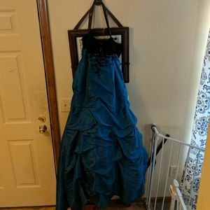 Stunning Teal and black Prom/Quinceañera Dress